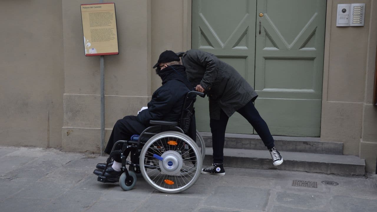 Aide à domicile gratuite pour personne âgée : mythe ou réalité ?
