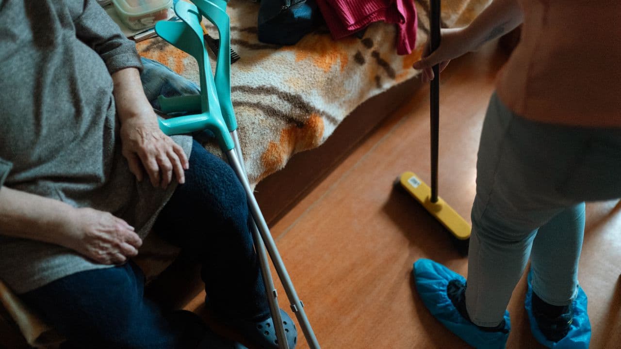 Aide à domicile pour personne âgée : options, prix et démarches