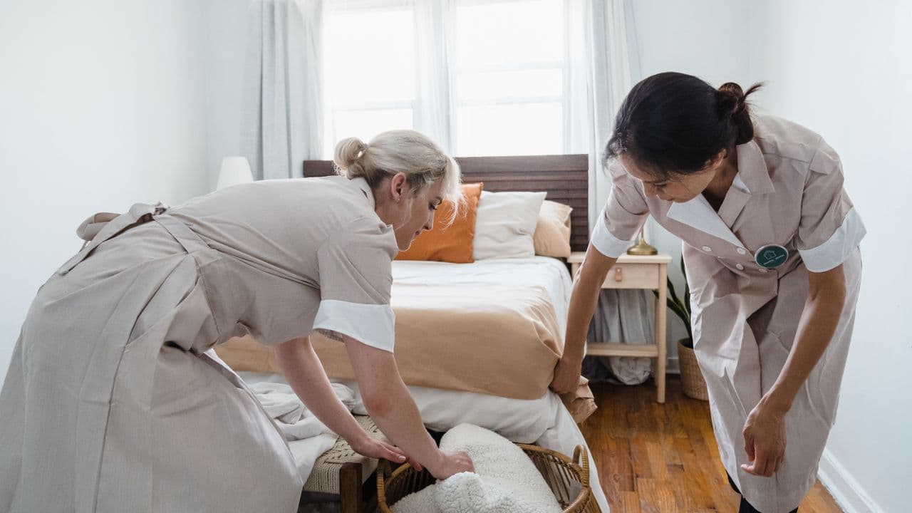 Aide ménagère pour personne âgée : tarifs et aides pour la financer