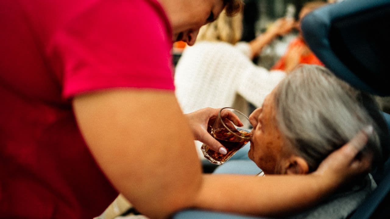 Aide ménagère pour personne âgée : prix, aides et démarches