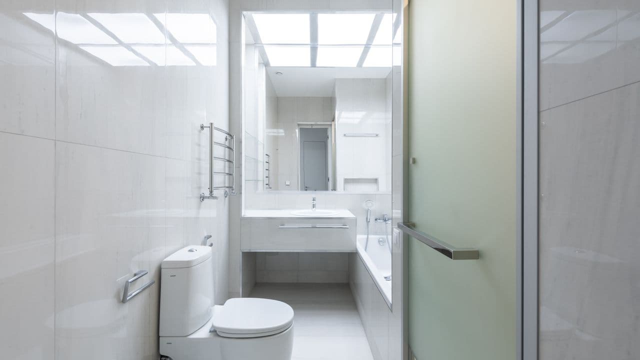 Aménager une salle de bain senior : solutions et aides