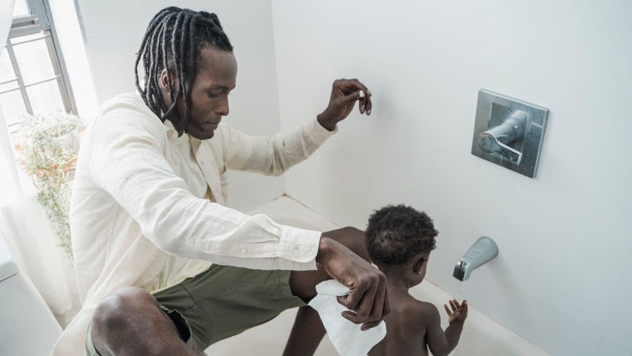 Aménager une salle de bain senior : solutions et aides