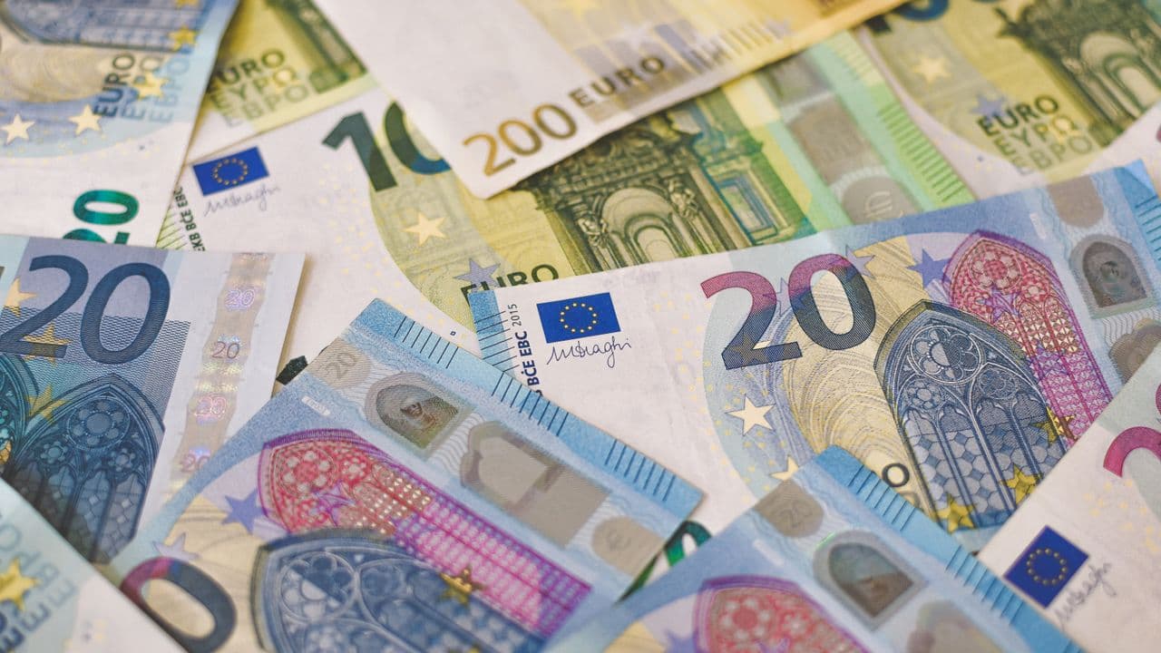 Crédit d'impôt aide à domicile 2025 : montant, plafond et conditions