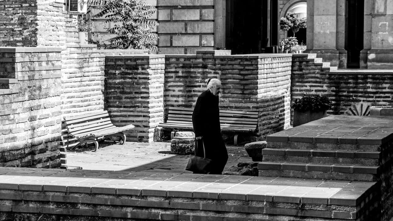 Monte-escalier pour fauteuil roulant : prix et aides