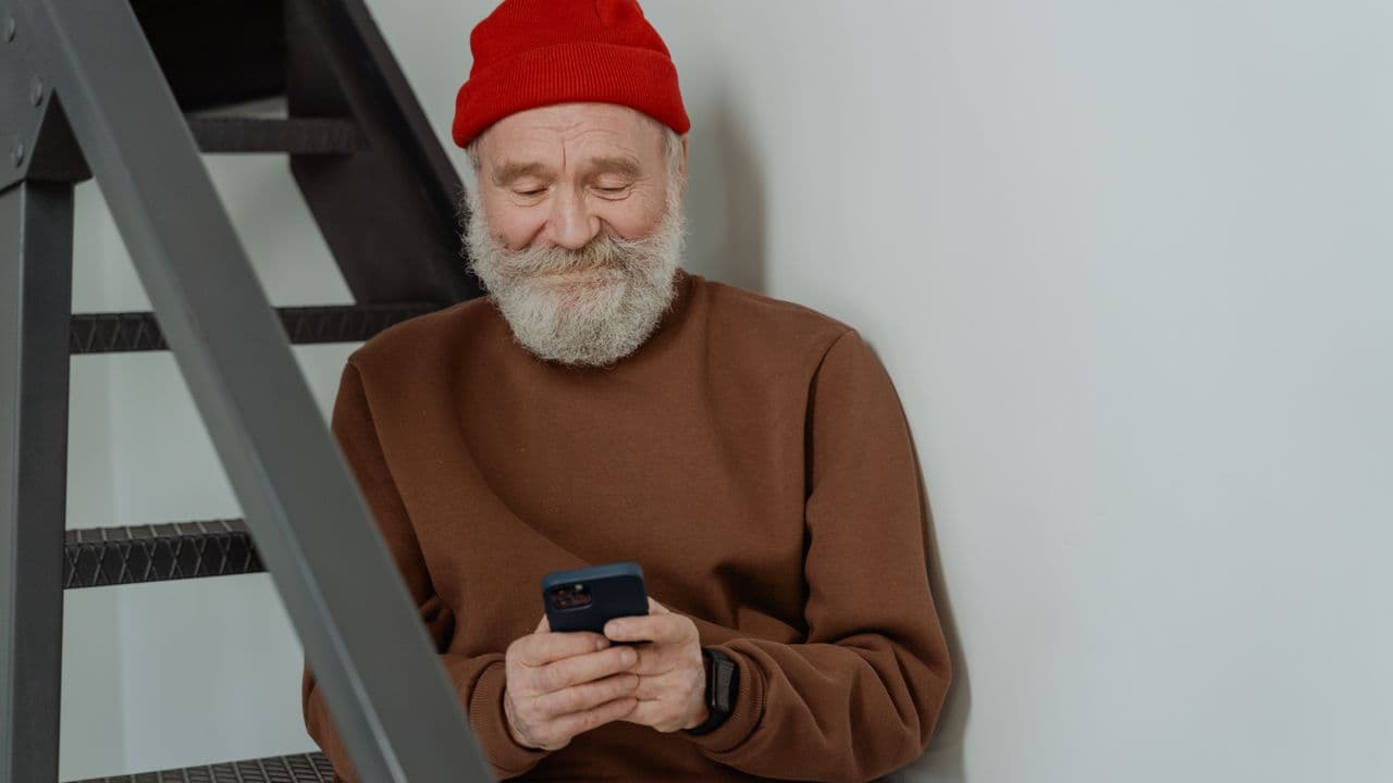 Téléalarme et téléassistance : comment choisir et à quel prix