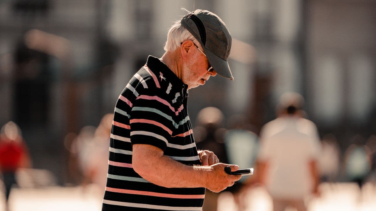 Téléalarme et téléassistance : comment choisir et à quel prix
