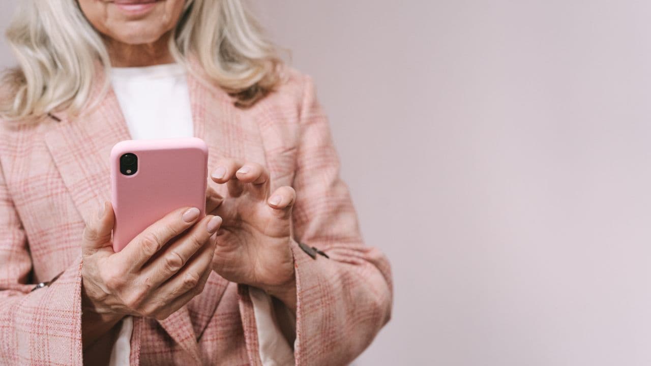 Prix d'une téléassistance : abonnements et aides